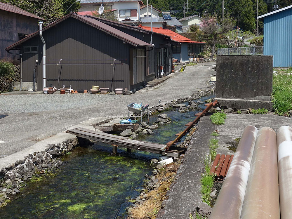 A handmade bridge and a watering hole found by Inui at Inokashira, Fujinomiya City.