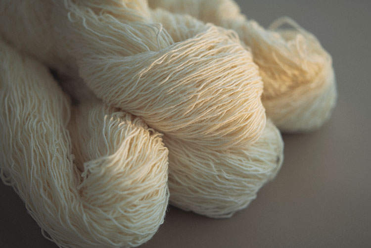 素材となる羊毛の糸　画像提供：オリエンタルカーペット株式会社