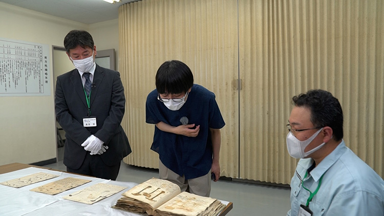 Misawa is impressed by The Illustrated Book of Bionomics of Japanese Fungi.