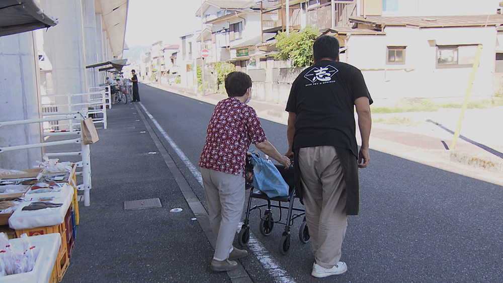 店主自ら配達も。お客と店主のおおらかなやり取りがあちらこちらで。