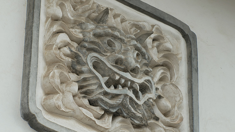 The laughing demon on a merchant’s wall