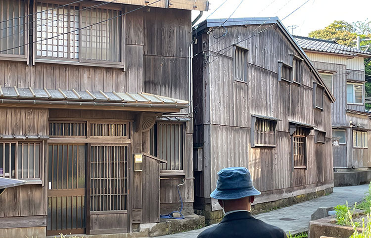 Wooden houses lining in Shukunegi Photo: Ryue Nishizawa