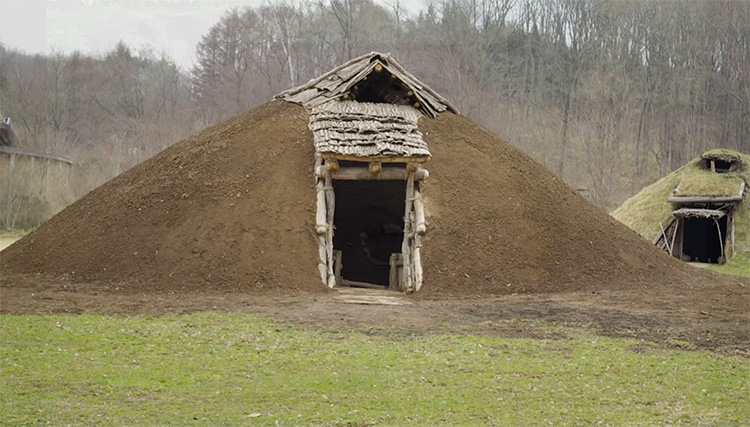 土屋根の竪穴建物