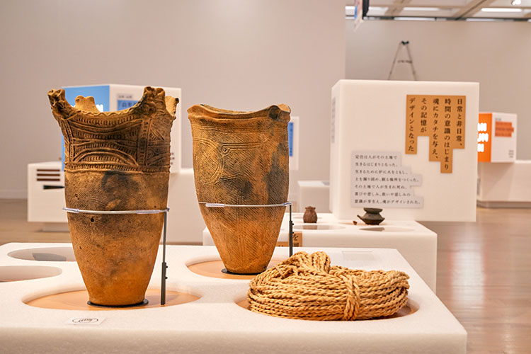 Earthenware vessels from latter part of the mid-Jomon Period (5,000〜4,200 years ago)