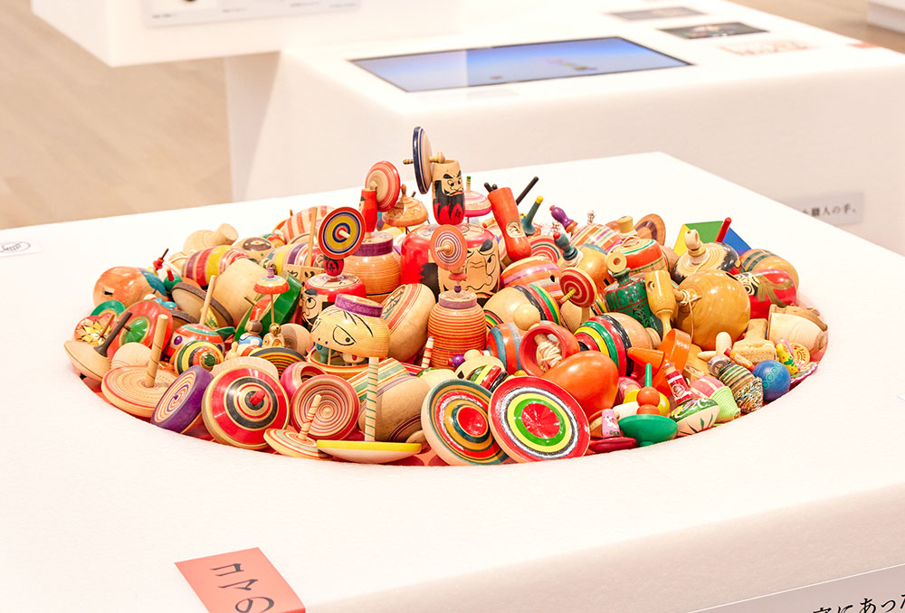 日本全国、世界各地のコマ　日本玩具博物館