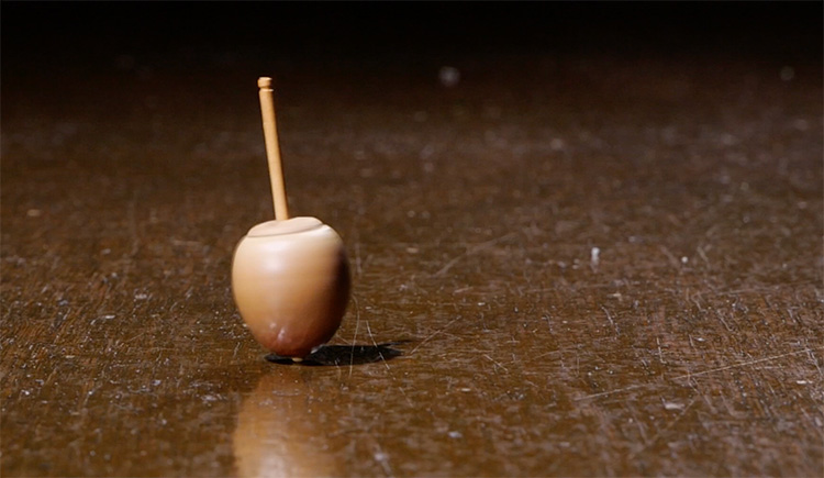Spinning top made of nuts